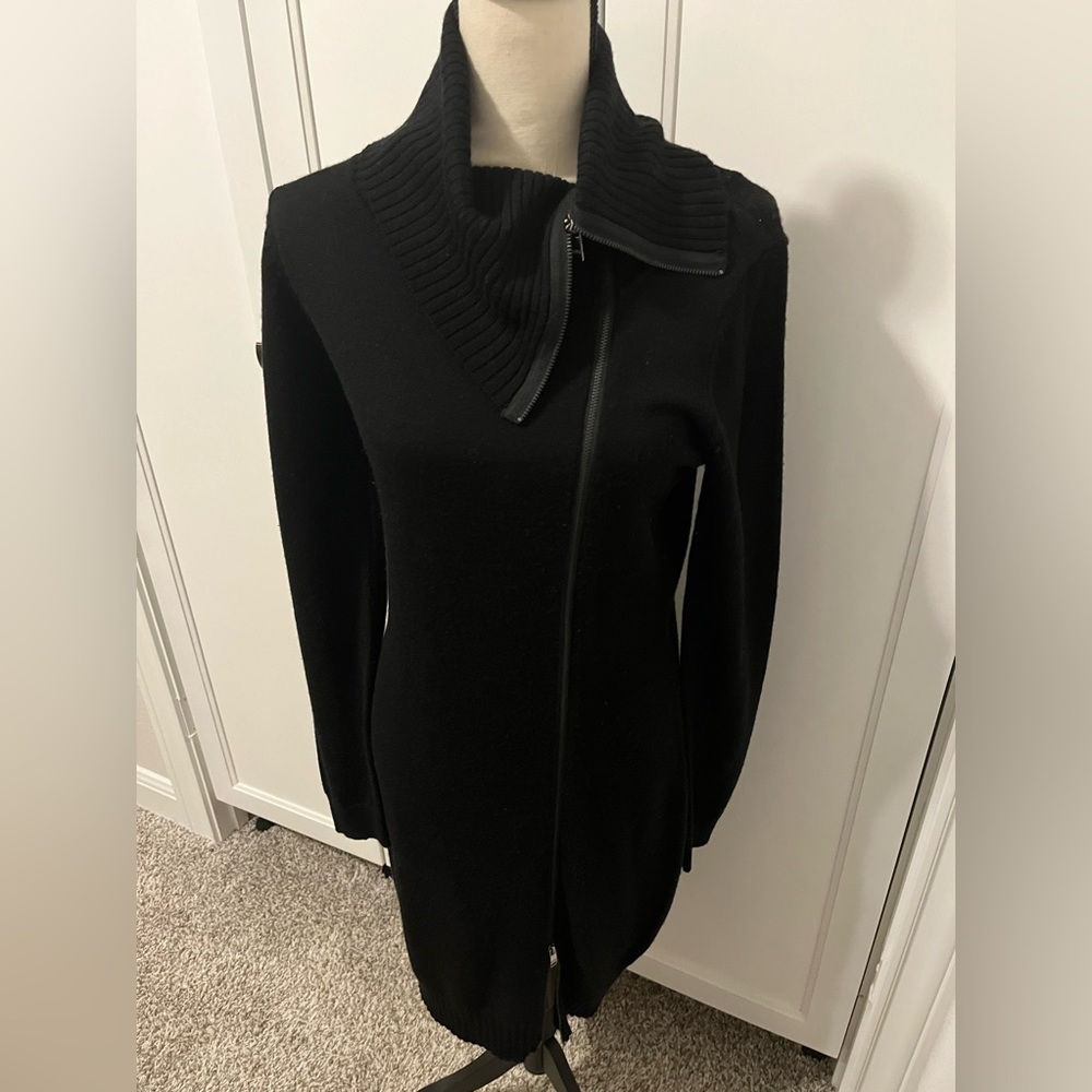 Beautiful sweater dress with asymmetrical zipper. Size M. EWC